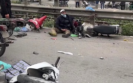 Hà Nội: Lao sang làn ngược chiều, ô tô tông trúng 5 xe máy, 3 người nhập viện cấp cứu trong ngày đầu nghỉ Tết