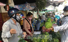 30 Tết: Phiên chợ cuối cùng tấp nập từ sáng sớm, trái cây ‘nhảy giá’ chóng mặt
