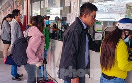 Nhiều người hối hả mua vé về quê chiều 30 Tết ở Bến xe Miền Tây