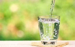 Nước lọc giúp ngăn ngừa say rượu như thế nào?