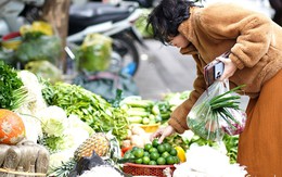 Chợ mùng Ba Tết nhộn nhịp: Lễ cúng hóa vàng, rau xanh đắt khách