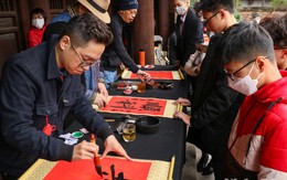 Tin 25/1: Người dân Hà Nội rộn ràng đi xin chữ; Đông nghẹt người tham quan vãn cảnh đầu năm; Hành khách được trả lại 35 triệu đồng bỏ quên trên tàu