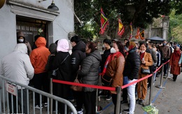 Khách thăm Tứ Trấn Thăng Long quá đông, xếp hàng nửa giờ mới mua được vé