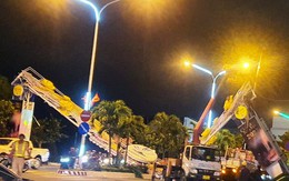Sập cổng chào Tết ở TP Nha Trang, giao thông ách tắc nghiêm trọng