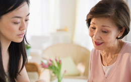 Yêu cầu của mẹ chồng đẩy chúng tôi vào tình huống khó xử