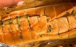 Ra chợ mua bánh mì chỉ vài nghìn về trộn sốt nướng theo công thức sau thành món ăn tuyệt ngon giá trăm nghìn ở nhà hàng