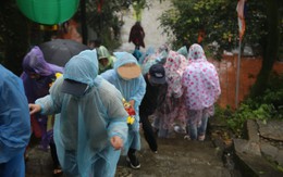 Mưa rét, hàng ngàn người vẫn đổ về chùa Hương Tích vãn cảnh đầu năm