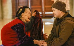 Cụ bà 90 tuổi vượt hơn trăm cây số về Hà Nội đi lễ chùa đầu năm
