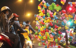 Những mặt hàng kinh doanh tạm bợ vẫn hái tiền triệu ngày Tết