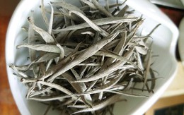 Nhà giàu Việt chi bạc triệu săn bạch trà 500 năm tuổi dịp Tết