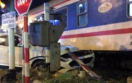 Liên tiếp xảy tai nạn giữa tàu hỏa và ô tô tại Hà Nội