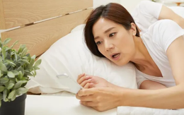 Lén đọc tin nhắn trong điện thoại của chồng, tôi khóc nức nở vì hối hận