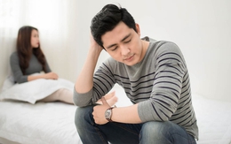 Để tạo áp lực cho vợ, chồng mang gối qua phòng khách ngủ
