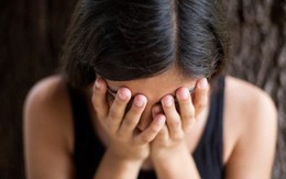 11 giờ đêm, thấy con trai co ro ngủ trước cửa phòng mà tôi ân hận