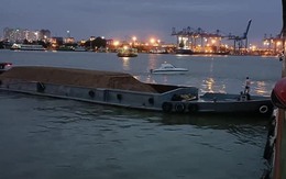 TP.HCM: Phà chở khách ở Cát Lái bị sà lan tông thủng, nhiều xe máy bị ngã