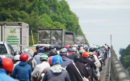 3 ô tô tông nhau trên cầu vượt, đường ra sân bay Tân Sơn Nhất kẹt cứng