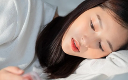 Nửa đêm tỉnh giấc, tôi giật mình khi thấy anh đồng nghiệp đang nằm bên cạnh