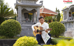 Xúc động người đàn ông gảy đàn bên mộ người vợ quá cố trong lễ tạ mộ cuối năm