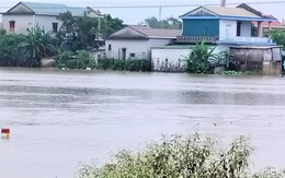 Thừa Thiên - Huế: Có nơi ngập sâu đến 1,3m do mưa lũ, một số trường học đóng cửa