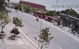 Video: Hoảng hồn cảnh xe máy kẹp 3, phóng vun vút trên đường ngược chiều rồi tông trúng người đi xe đạp