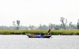 Hai vợ chồng bị lật ghe trên sông Trường Giang, một người mất tích