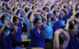 Mãn nhãn với màn đồng diễn Yoga của 700 mẹ bầu ở Hà Nội