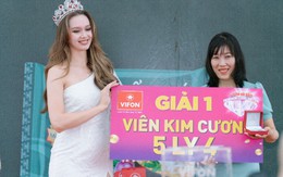 Hoa hậu Ba Lan trao kim cương cho người trúng giải trong chương trình khuyến mại của VIFON