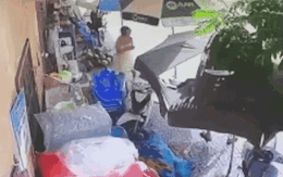 Video: Khoảnh khắc nam thanh niên đổ xăng, tự thiêu trước cửa nhà bạn gái ở Quảng Ninh