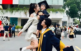 Chàng trai Hưng Yên bế vợ và con ở lễ tốt nghiệp, kể chuyện tình đẹp như mơ