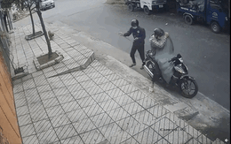 Video: Hai thanh niên nghi trộm chó bị ô tô từ phía sau lao tới hất văng