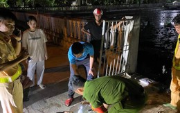 Cảnh sát lao xuống hồ sâu cứu 2 học sinh đuối nước