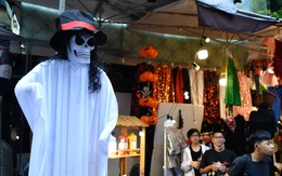 Đồ trang trí hình thù ghê rợn đón Halloween tràn ngập phố