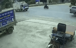 Video: Xe máy chạy tốc độ 'bàn thờ' lao thẳng vào đầu xe tải