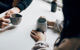 Đi xem mắt gái trẻ kém 13 tuổi, 'ông chú' khốn đốn vì bị đeo bám, bắt phải yêu