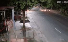 Video: Hoảng hồn cảnh nam thanh niên điều khiển xe máy lao thẳng vào gốc cây sau va chạm giao thông