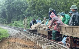 Thông tuyến đường sắt Bắc - Nam qua Hà Tĩnh sau nhiều giờ gián đoạn do mưa lớn