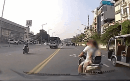 Video: Ngán ngẩm cảnh người đàn ông đi xe máy hùng hổ chặn đầu ô tô trên phố Hà Nội