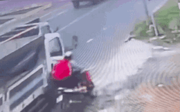 Video: Khoảnh khắc tài xe tải vượt ẩu, tông ngã hai người đi xe máy rồi bỏ chạy