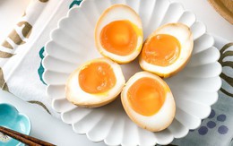 Cách làm trứng Ramen có độ chín hoàn hảo, ăn với gì cũng hợp