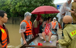 Tin sáng 16/11: Gần 60 học sinh nhập viện sau khi ăn cơm trưa ở trường; Công an Huế vượt lũ, dầm mưa đưa thai phụ đến bệnh viện sinh con