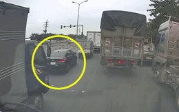 Video: Chuyển làn thiếu quan sát, ô tô con gây tai nạn liên hoàn