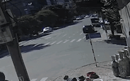 Video: Hoảng hồn cảnh xe đạp điện 'phóng như bay' qua ngã tư rồi lao thẳng vào đầu ô tô