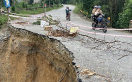 Xuất hiện 'hố tử thần' trên tuyến đường ở Hà Tĩnh sau mưa lớn