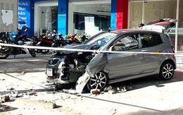 Ô tô do người phụ nữ cầm lái lao vào cột điện, ba mẹ con bị thương