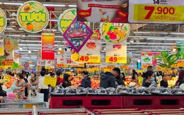 Siêu khuyến mại ở Hà Nội, người tiêu dùng tranh thủ 'canh' ưu đãi để mua sắm cuối tuần