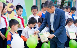 Doanh nghiệp bảo hiểm nhân thọ tặng quà và học bổng cho trẻ em Đà Nẵng