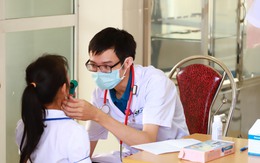 Đoàn thanh niên Bộ Y tế khám bệnh miễn phí và tặng quà cho trẻ em tại Tuyên Quang