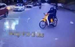 Hà Nội: Tài xế ô tô 16 chỗ "lao" hơn 80km/h, đâm văng 2 người đi xe máy