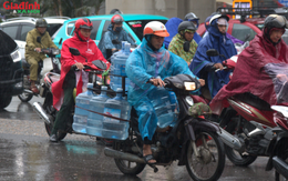 Không khí lạnh tràn về, người Hà Nội chật vật di chuyển trong mưa rét