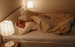 Bật đèn khi ngủ làm tăng cân, tích mỡ